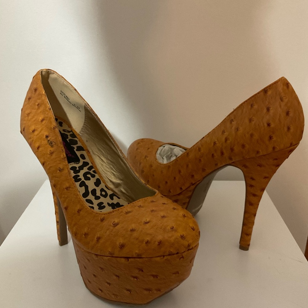 Dollhouse Mustard print platform heel